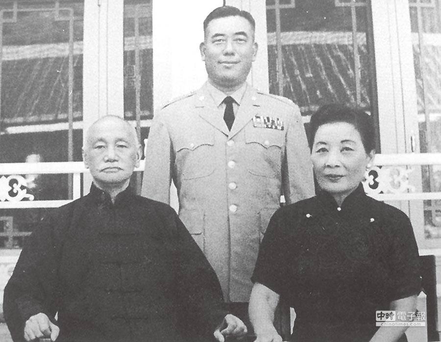 蒋中正、宋美龄与郝柏村合影