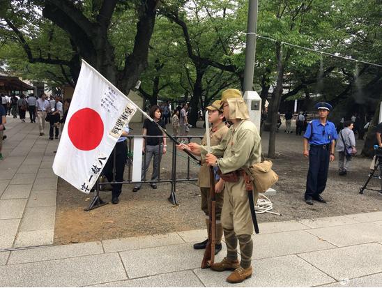 日本人穿旧式日本帝国军军服游荡在靖国神社