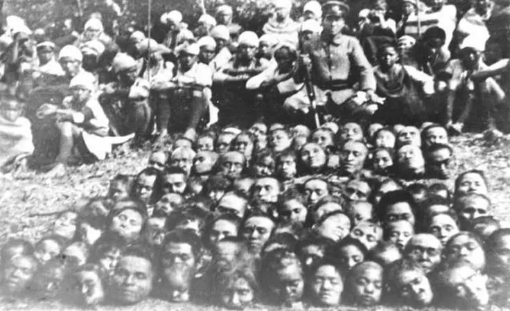 日本人炫耀屠殺臺灣人的人頭照片。 日本人炫耀屠殺臺灣人的人頭照片。