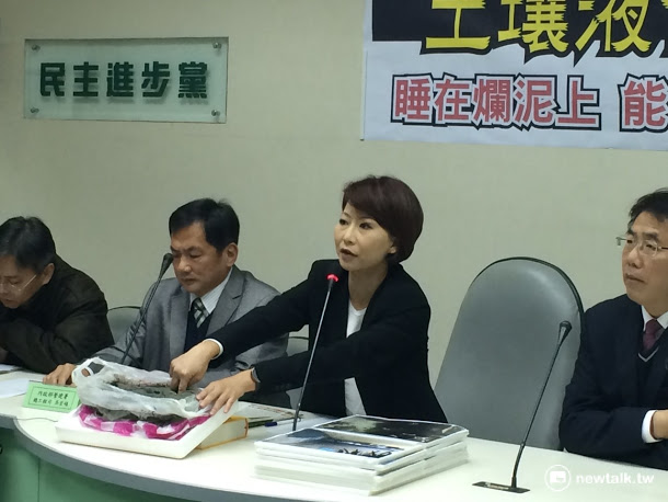 民进党-陈亭妃-手指插土